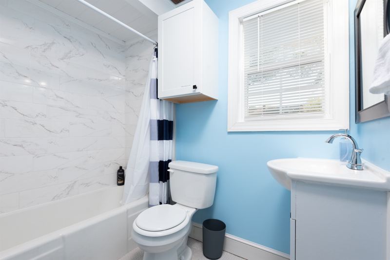 Cottage Bathroom with Tub/Shower Combo