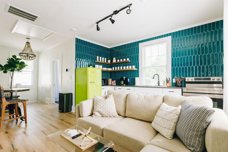 Main House Top Floor Unit - Aesthetically Beautiful Fully Stocked Kitchen
