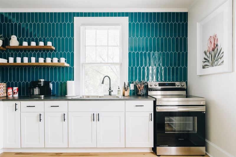 Main House Top Floor Unit - Aesthetically Beautiful Fully Stocked Kitchen