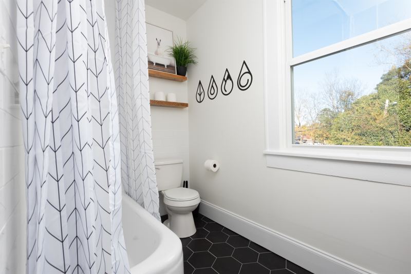 Main House Top Floor Unit Full Bathroom with Tub/Shower Combo and Full Sized Washer & Dryer.