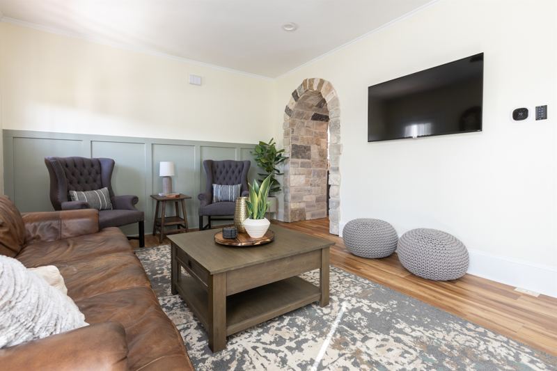 Main House Bottom Floor Unit - Relax on the cozy leather sofa.