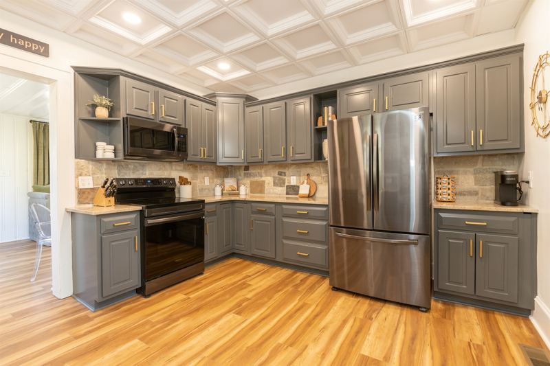 Main House Bottom Floor Unit - Magazine Worthy Fully Stocked Kitchen