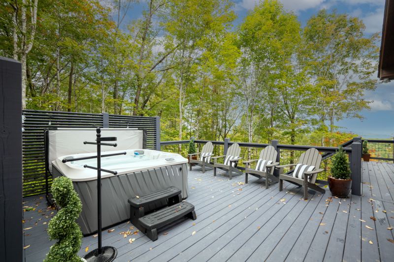 Enjoy a dip in the hot tub surrounded by nature!