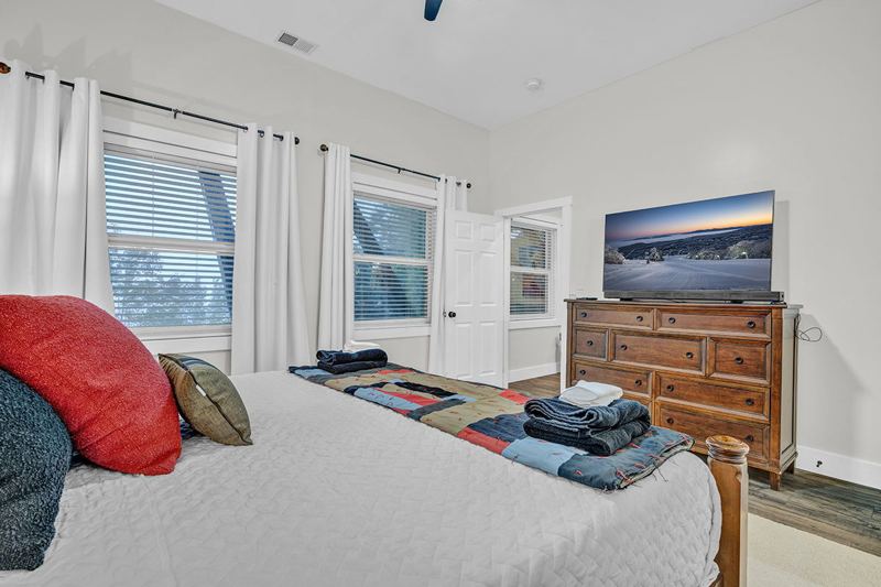 Second Master with King Bed, Ensuite bathroom, Smart TV and cozy bedding