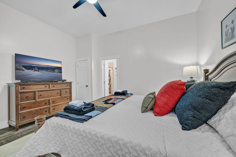 Second Master with King Bed, Ensuite bathroom, Smart TV and cozy bedding