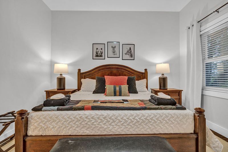 Second Master with King Bed, Ensuite bathroom, Smart TV and cozy bedding