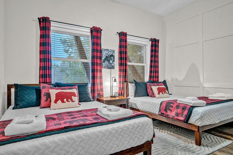 Queen Beds, Smart TV, closet