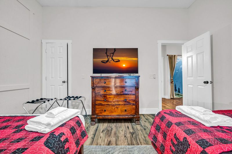 Queen Beds, Smart TV, closet