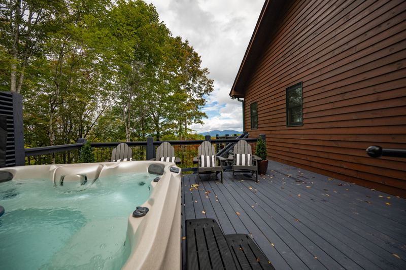 6-person hot tub with views!