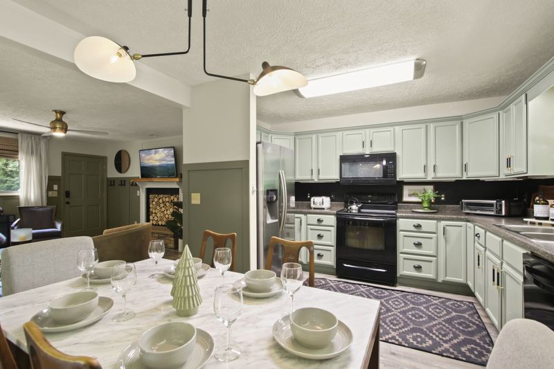 Fully stocked kitchen with seating for 6