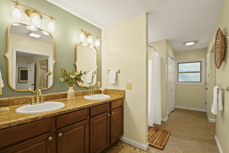 Primary Bedroom En-suite full bathroom with dual vanity