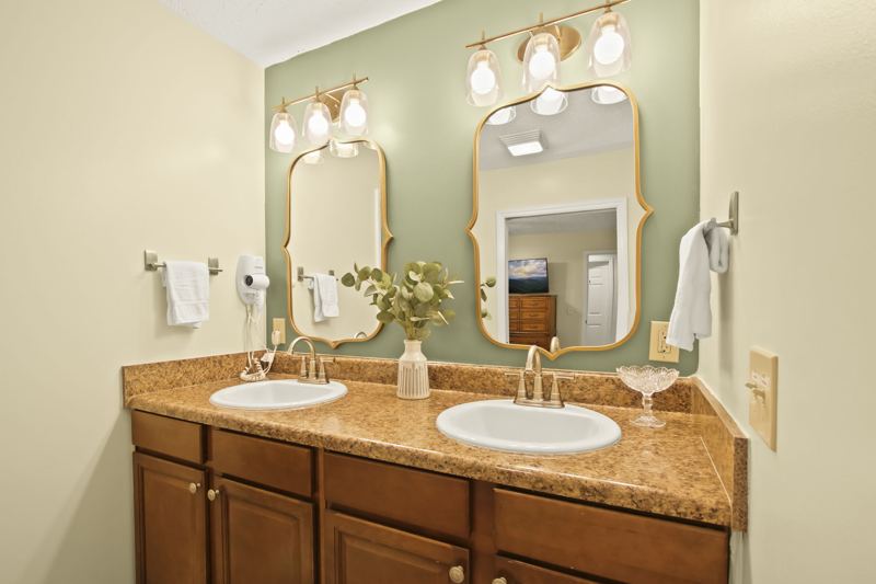 Primary Bedroom En-suite full bathroom with dual vanity