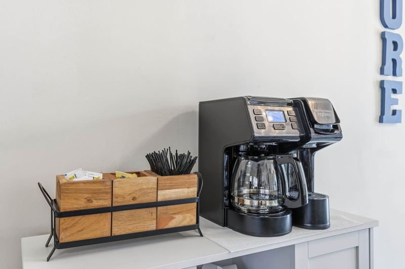Coffee Station with dual K-Cup/Pot