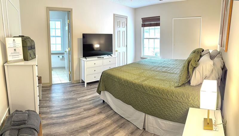 Bedroom #1 - King Bed, En-Suite Full Bathroom, Smart TV and Dresser