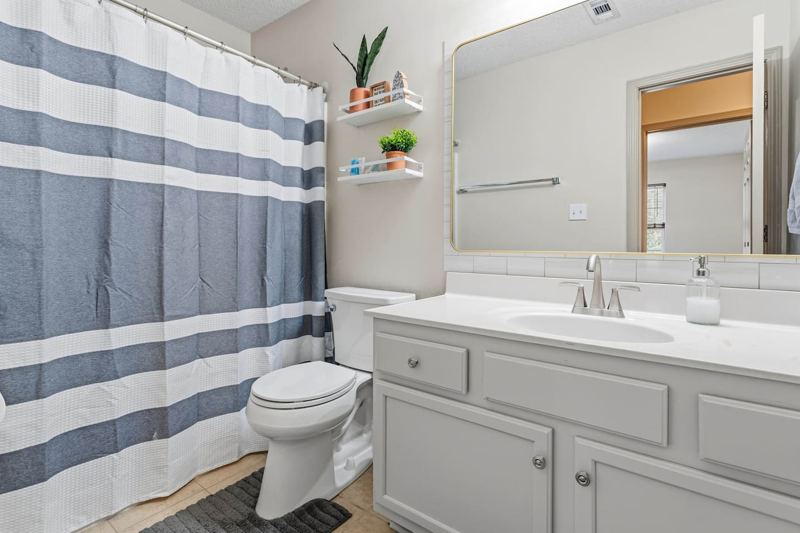 Spacious Hall Bathroom with shower/tub combo