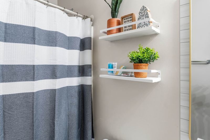 Spacious Hall Bathroom with shower/tub combo