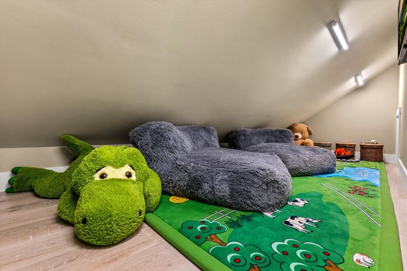 The Penthouse: Kids playroom with Infinity Game Table, 32-inch Smart TV and fun toys for the little ones!