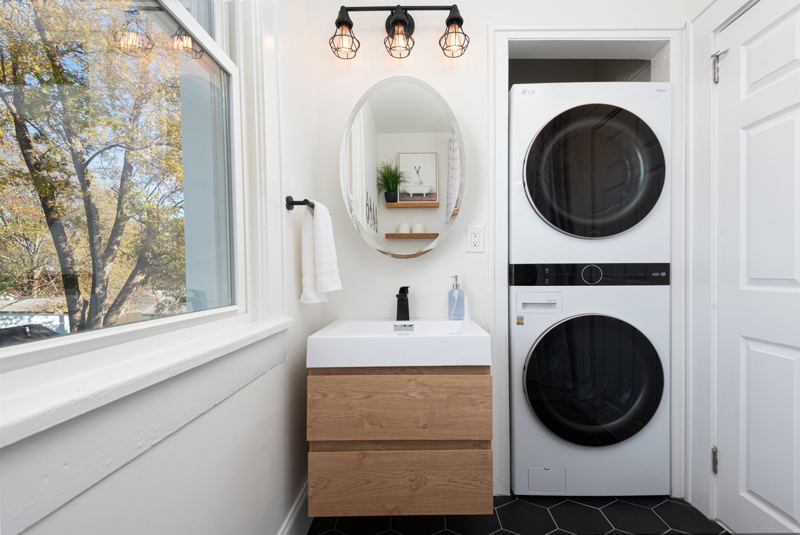 Upstairs Unit Fully Bathroom with Tub/Shower Combo and Full Sized Washer & Dryer
