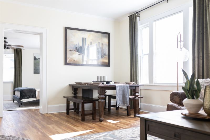 Bottom Floor Unit - Imagine your family/friends gathered around the table for dinner.