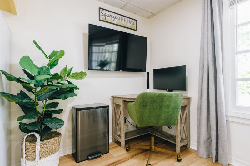 Studio Unit with King Bed, Fully stocked cheerful kitchen, 55-inch ROKU TV, Spacious Bathroom with extra-large shower, Full sized washer/dryer with detergent provided, Office Desk with 27-inch monitor & adjustable lamp, Sound Machine & Blackout Curtains.
