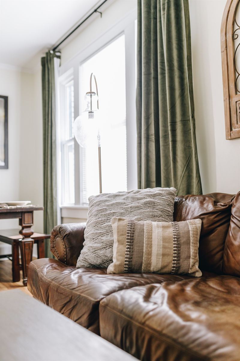 Main House Bottom Floor Unit - Relax on the cozy leather sofa!