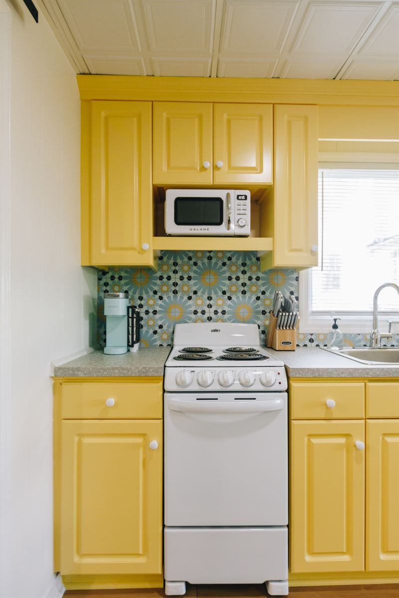 Studio Unit with King Bed, Fully stocked cheerful kitchen, 55-inch ROKU TV, Spacious Bathroom with extra-large shower, Full sized washer/dryer with detergent provided, Office Desk with 27-inch monitor & adjustable lamp, Sound Machine & Blackout Curtains.