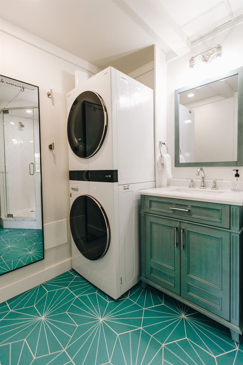Studio Unit with King Bed, Fully stocked cheerful kitchen, 55-inch ROKU TV, Spacious Bathroom with extra-large shower, Full sized washer/dryer with detergent provided, Office Desk with 27-inch monitor & adjustable lamp, Sound Machine & Blackout Curtains.