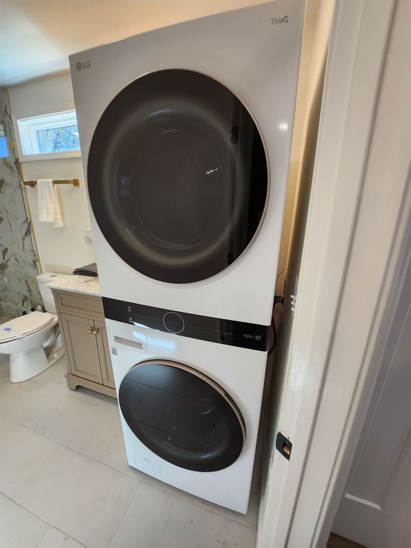 Back Unit 1 Bed/1 Bath Full-Sized washer and dryer!